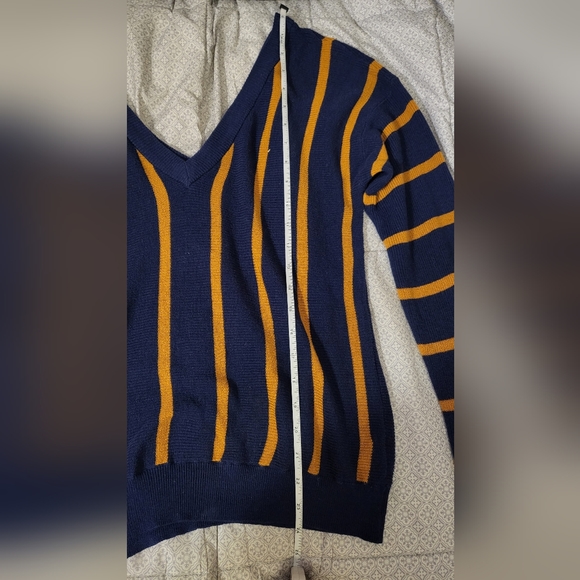 Navy v-neck sweater - Picture 5 of 8